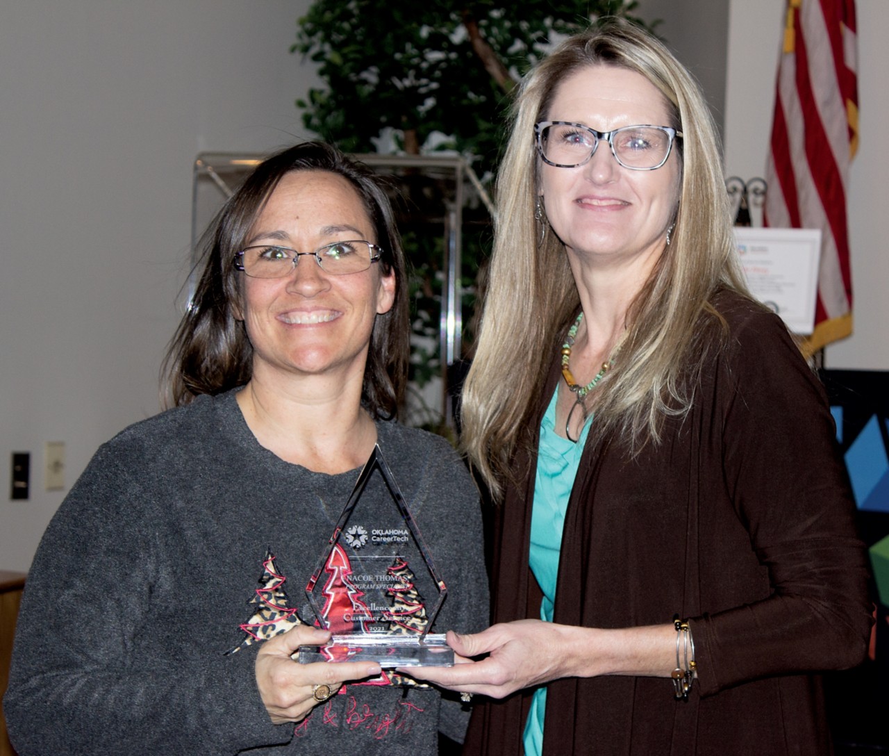 Nacoe Thomas, left, received an Excellence in Customer Service Pinnacle Award. With her is Oklahoma CareerTech State Director Marcie Mack.