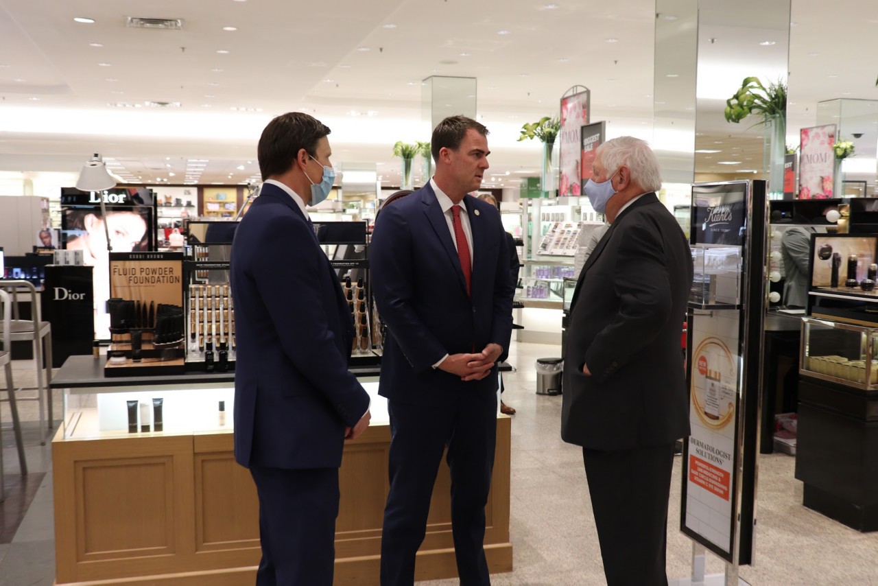 Governor Stitt listening to a small business owner