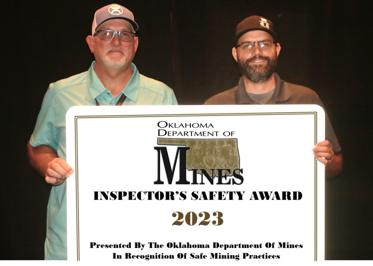 Oklahoma Department of Mines Inspector Loney Gregory with Large Mine Safety Award Winner APAC-Central, Inc. (Muskogee, Permit Number LE-1185)