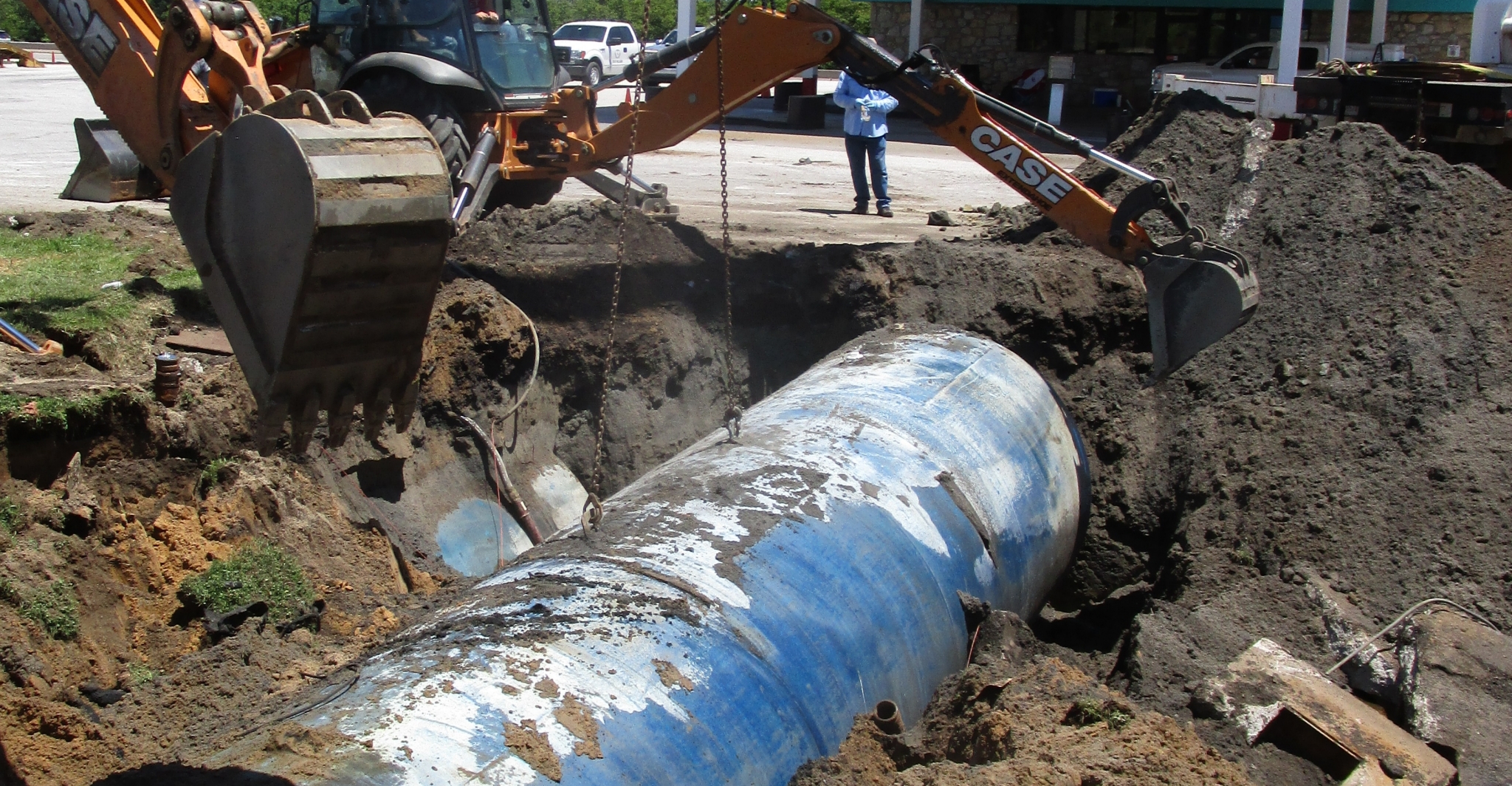 Petroleum Storage Tank Removal Heavy equipment removing old petroleum storage tank from underground