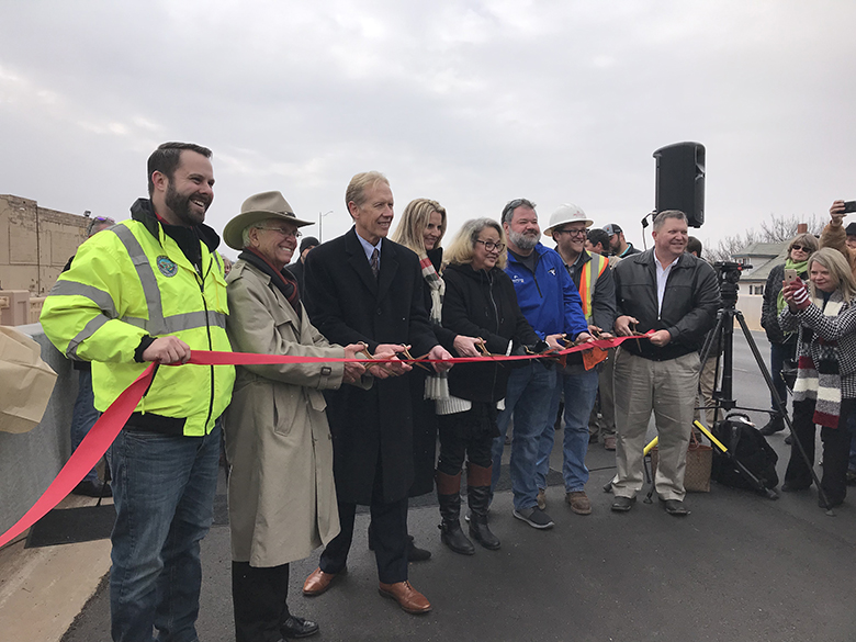 /content/dam/ok/en/odot/images/sh-33-cottonwood-creek-ribbon-cutting-on-the-ribbon-web.jpg
