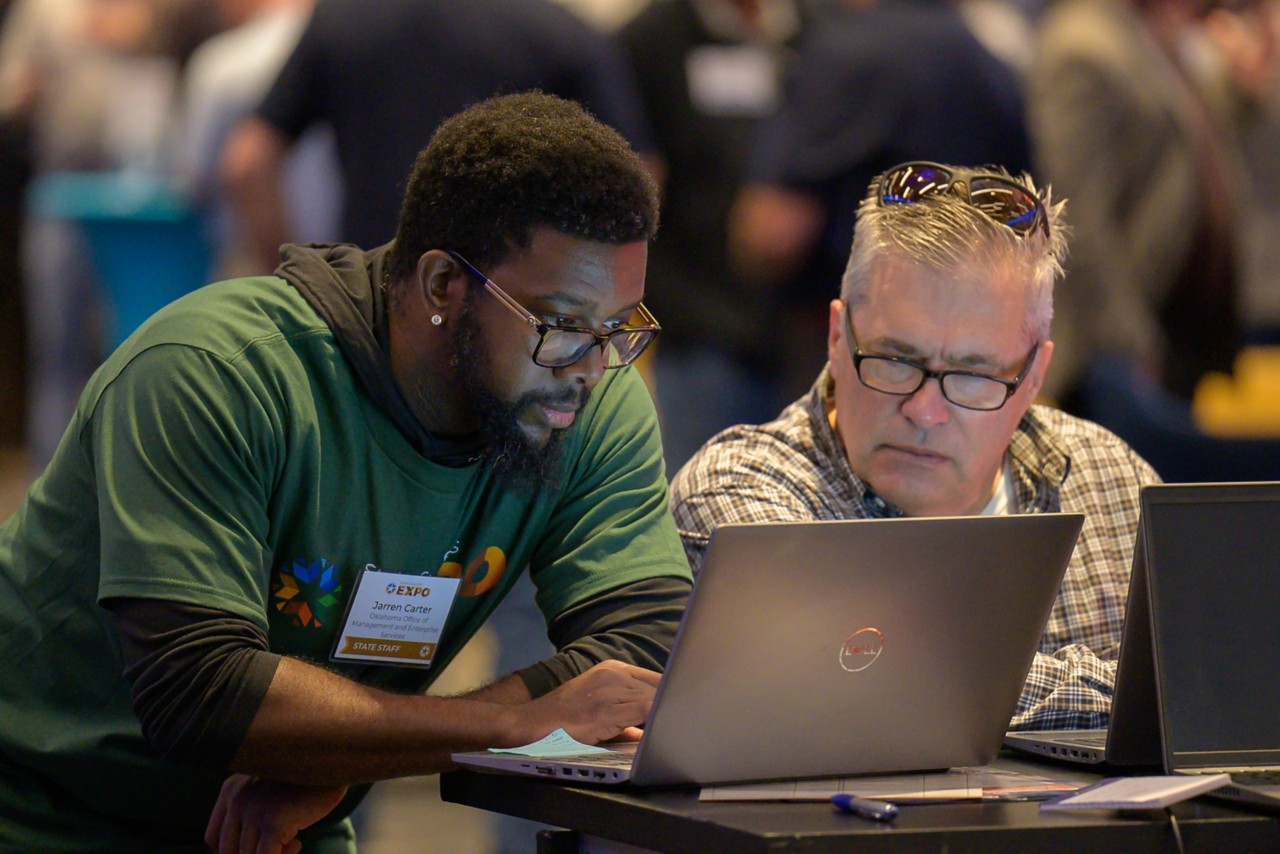 An attendee at the 2024 State Suppliers Expo and Oklahoma state employee go through the enrollment process.